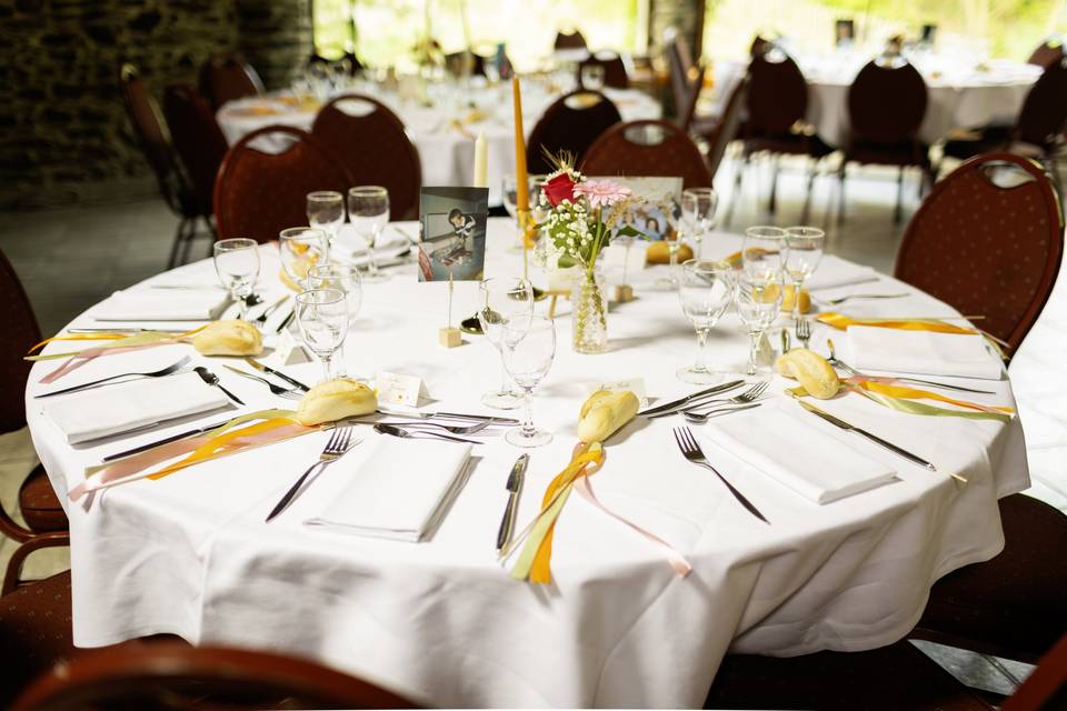 TABLE_MARIAGE_BLANC_ROTOND_DECORATIF