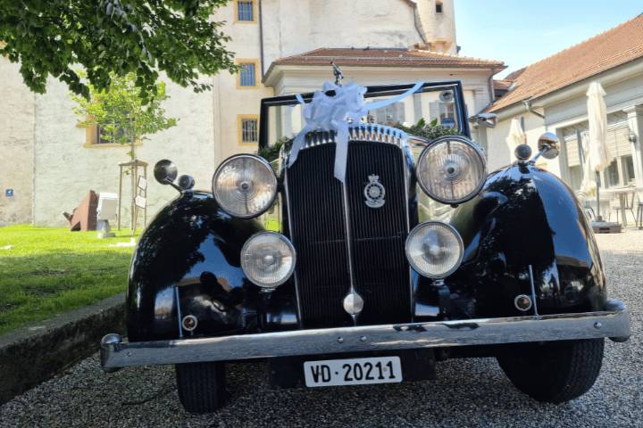 Arrivée en voiture de collecti