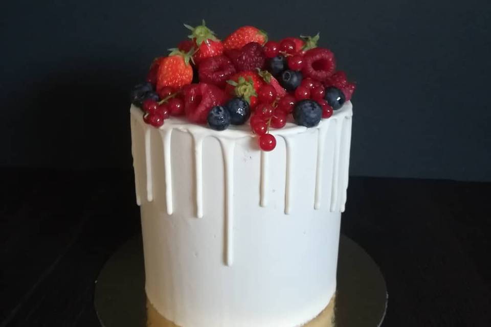 Red berries drip cake