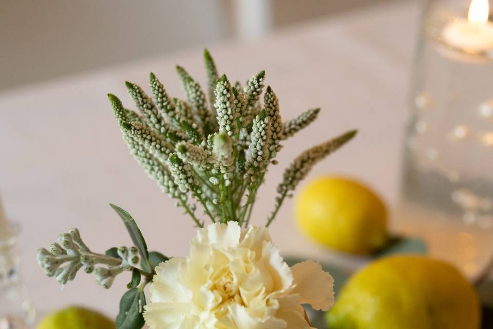 Composition fleuri et fruits