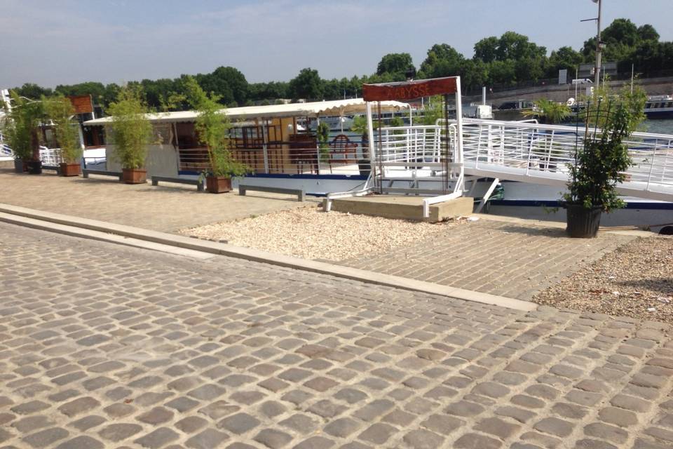 Bateau à quai