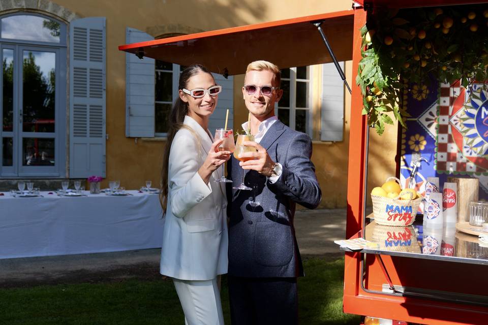 Les mariés devant la Bastide