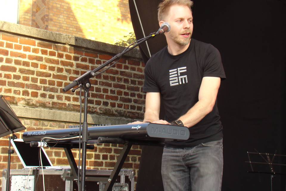 Romain au clavier et guitare