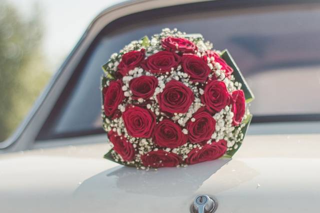 Bouquet et véhicule des mariés