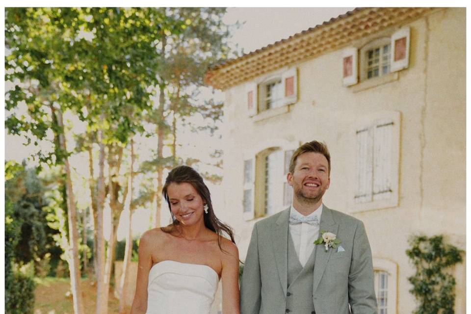 Couple qui avance heureux