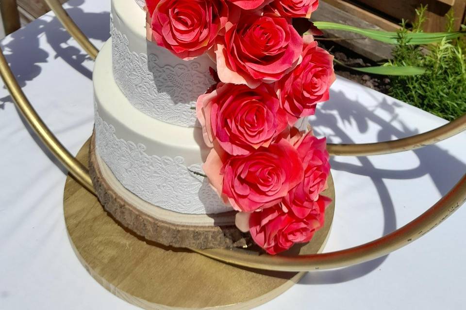 Cascade de roses wedding cake