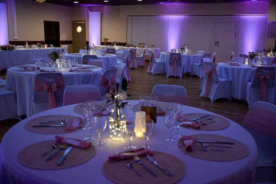 Salle subtilement éclairée