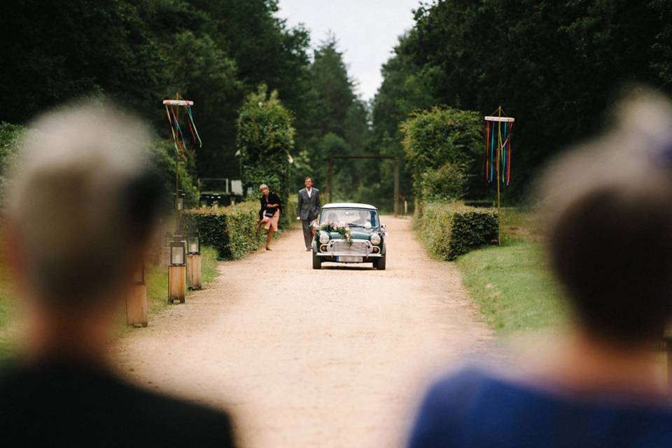 Arrivée des mariés en voiture