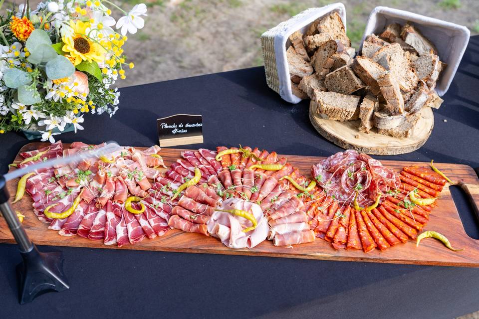 Grande planche en bois avec charcuterie assortie