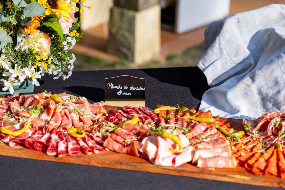 Plateau de charcuterie sur planche en bois