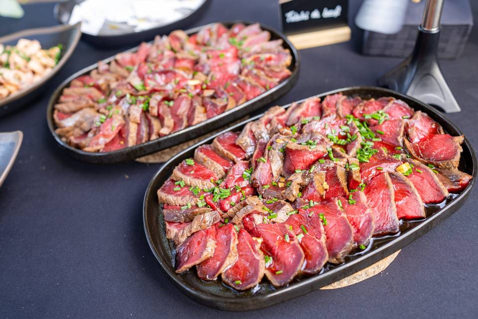 Sélection de plateaux de viande sur une table