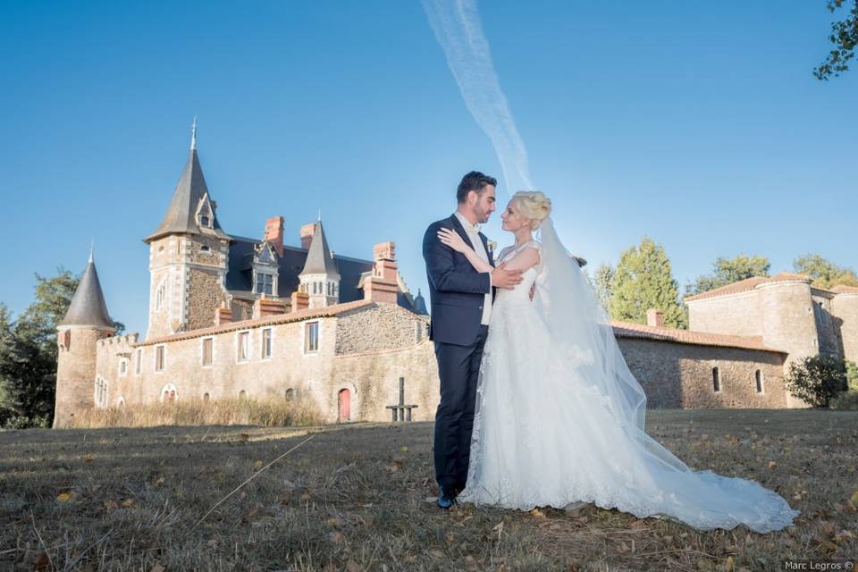 Mariés dans parc chateau
