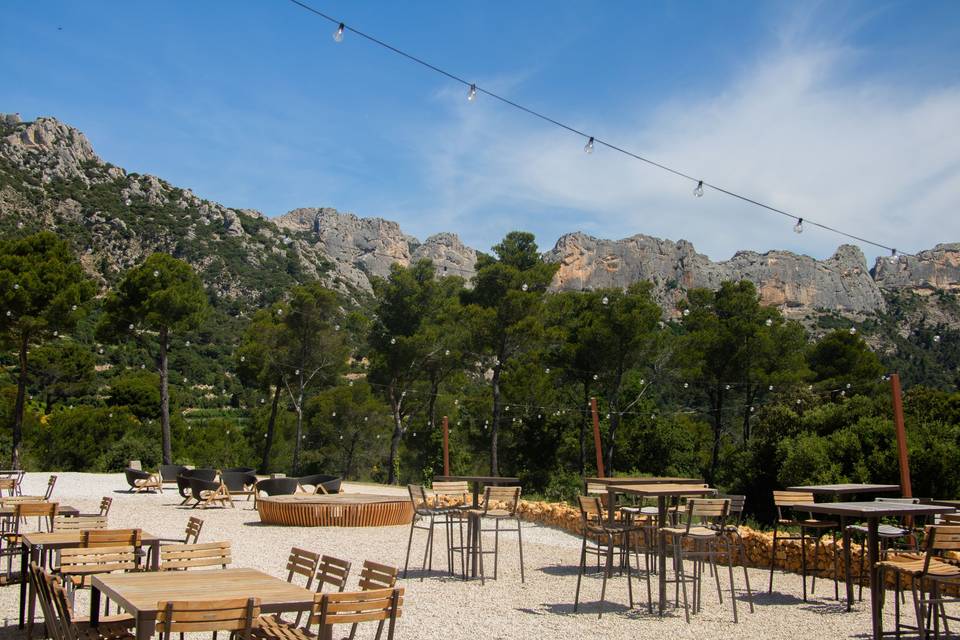 L'esplanade face aux Dentelles