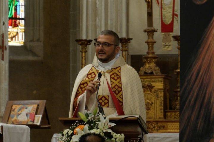 Prêtre célébrant le mariage
