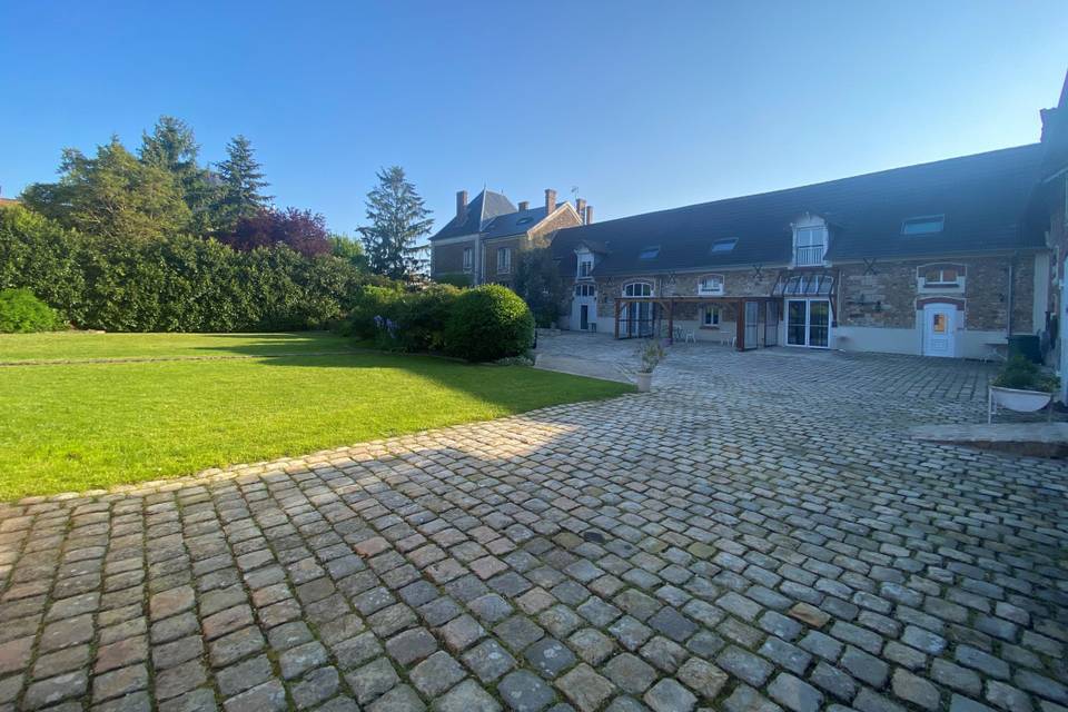 Cour Pavée et Jardin