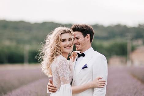 Couple dans les lavande en pro