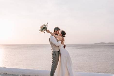 Couple de mariée en bord de me