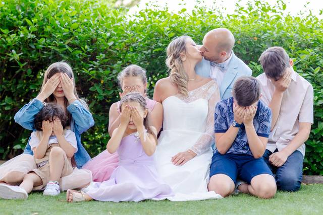 Enfants se cachent les yeux