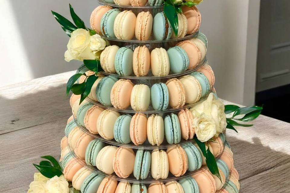 Pyramide de macarons + roses