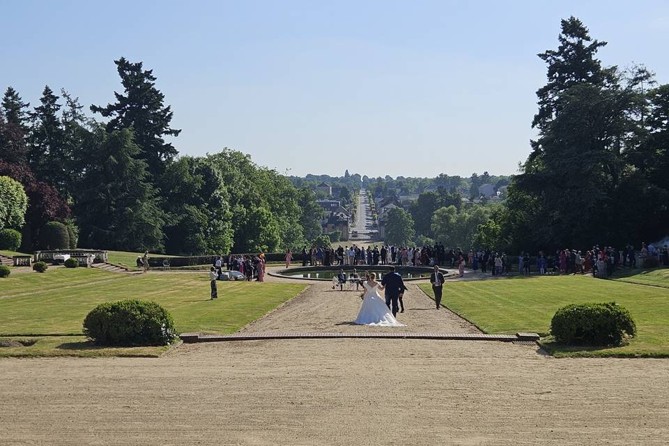Les mariés dans le jardin à
