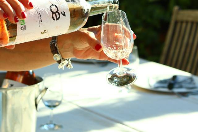 Vin Oé versé dans un verre