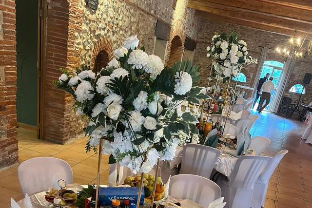Fleurs blanches et festin.