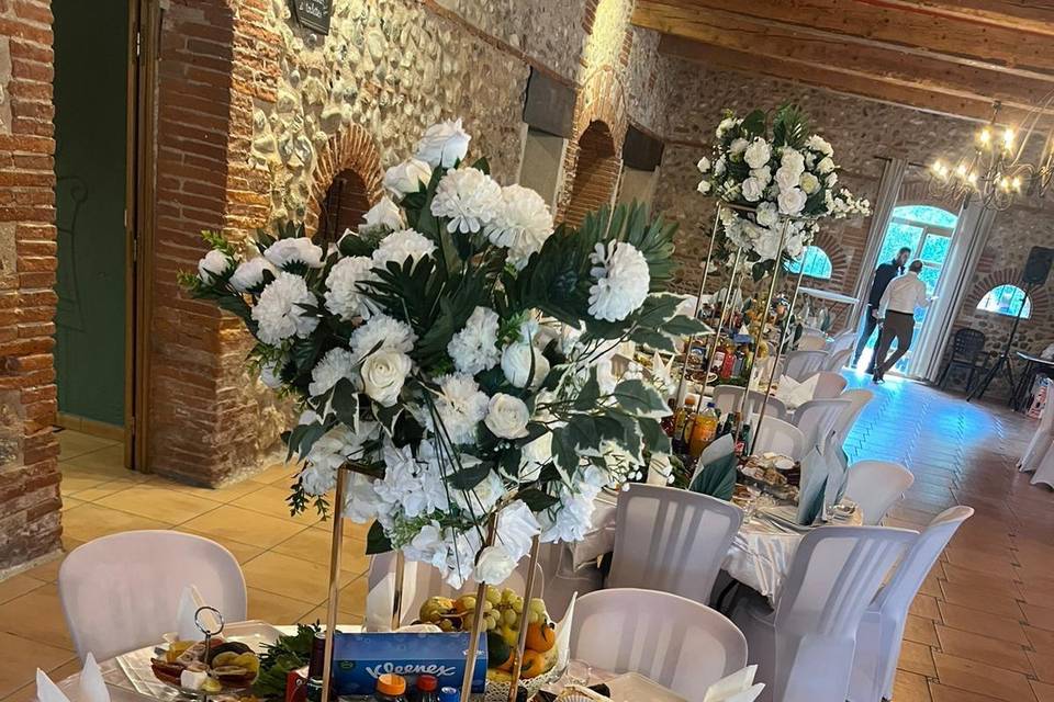 Fleurs blanches et festin.