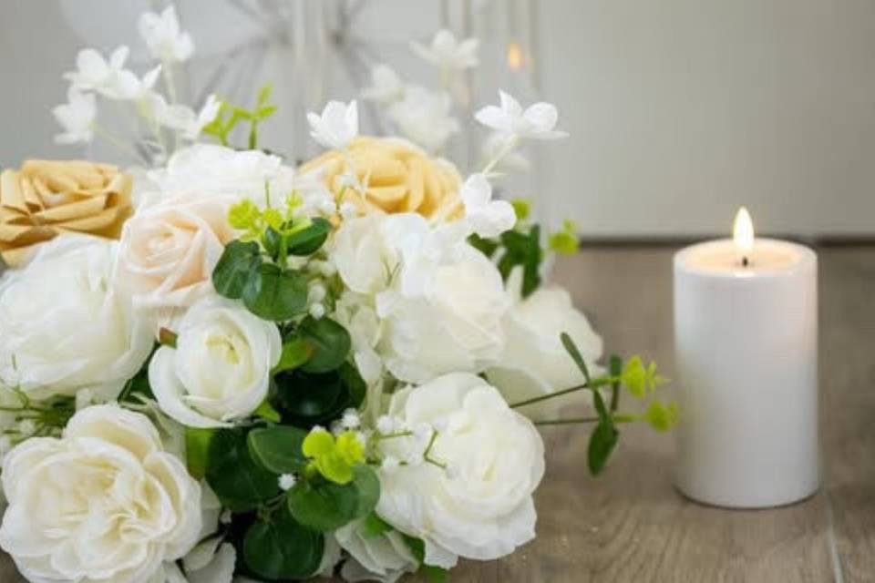 Bouquet et deux bougies