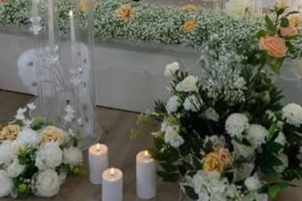 Fleurs et trois bougies