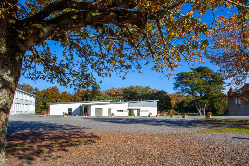 La salle et ses extérieurs