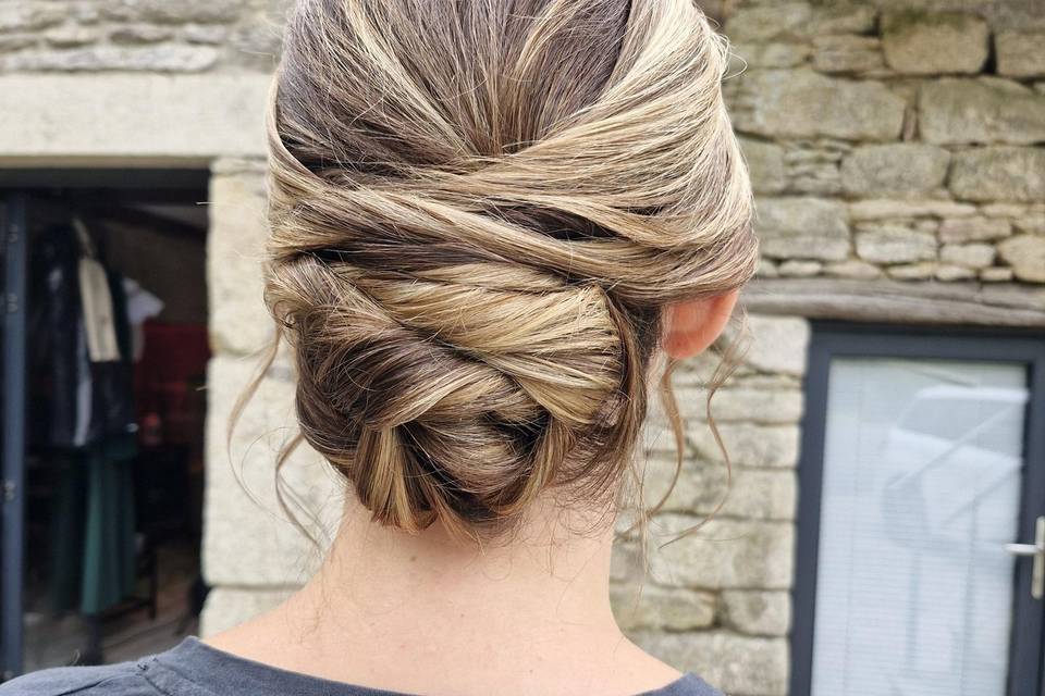 Le chignon bas structuré