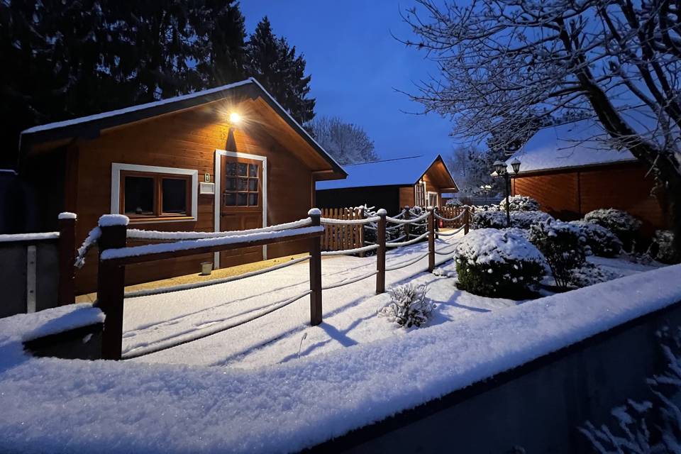 Chalet sous la neige