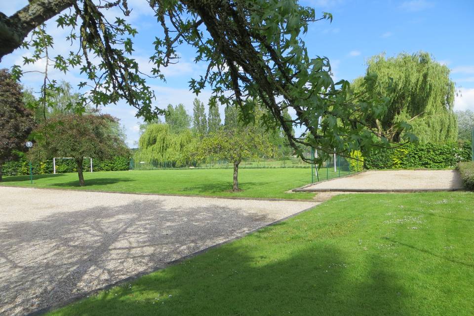 Terrain de foot et pétanque