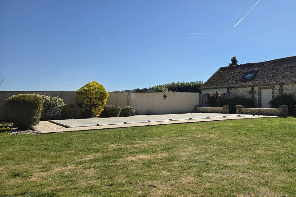 Espace brunch avec piscine