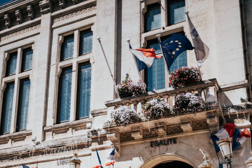 La voiture devant la mairie