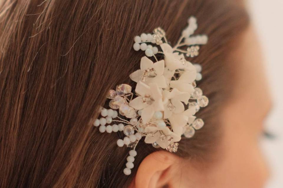 Wavy Hairstyle (détail broche)