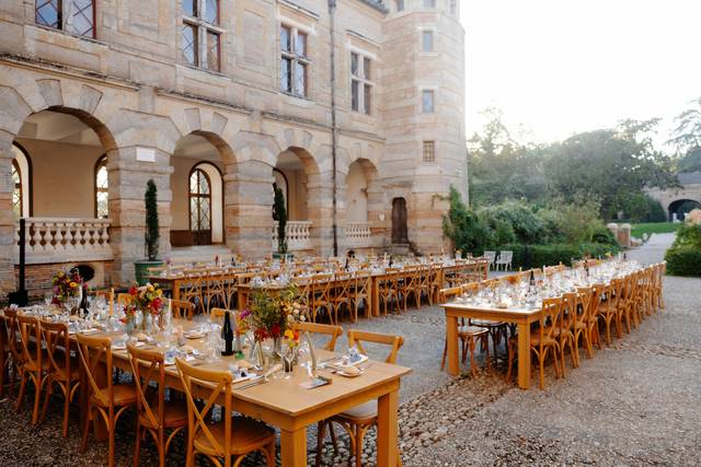 Dîner dans la cour avec les ta