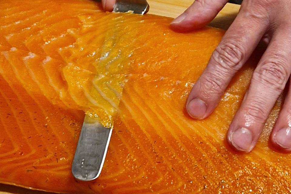 Découpe de saumon fumé