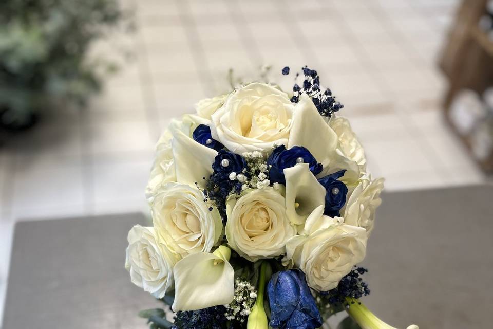 Bouquet retombant blanc et bleu