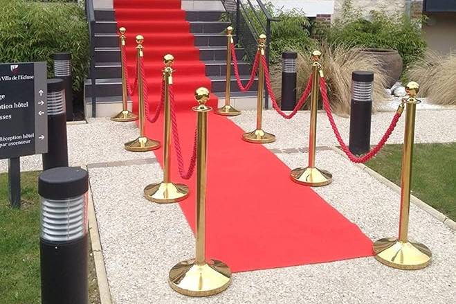 Potelets et tapis rouge