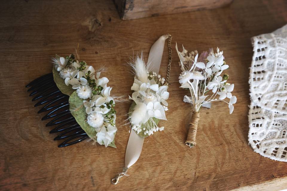 Peigne, bracelet, boutonnière