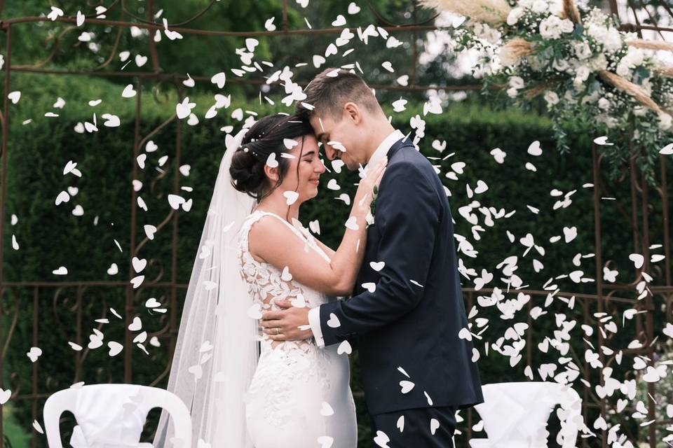 Confettis et mariés