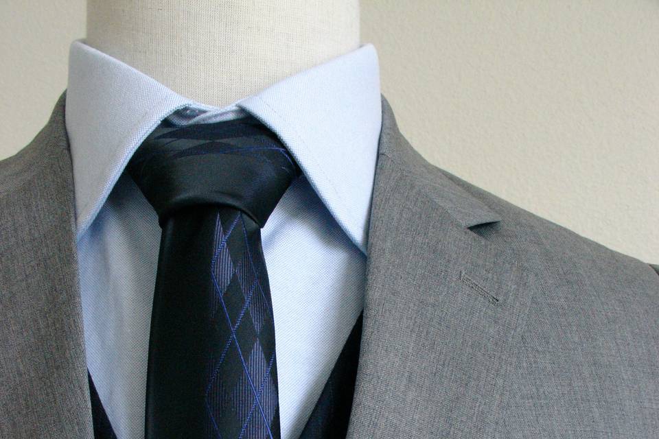 Costume gris cravate bleu