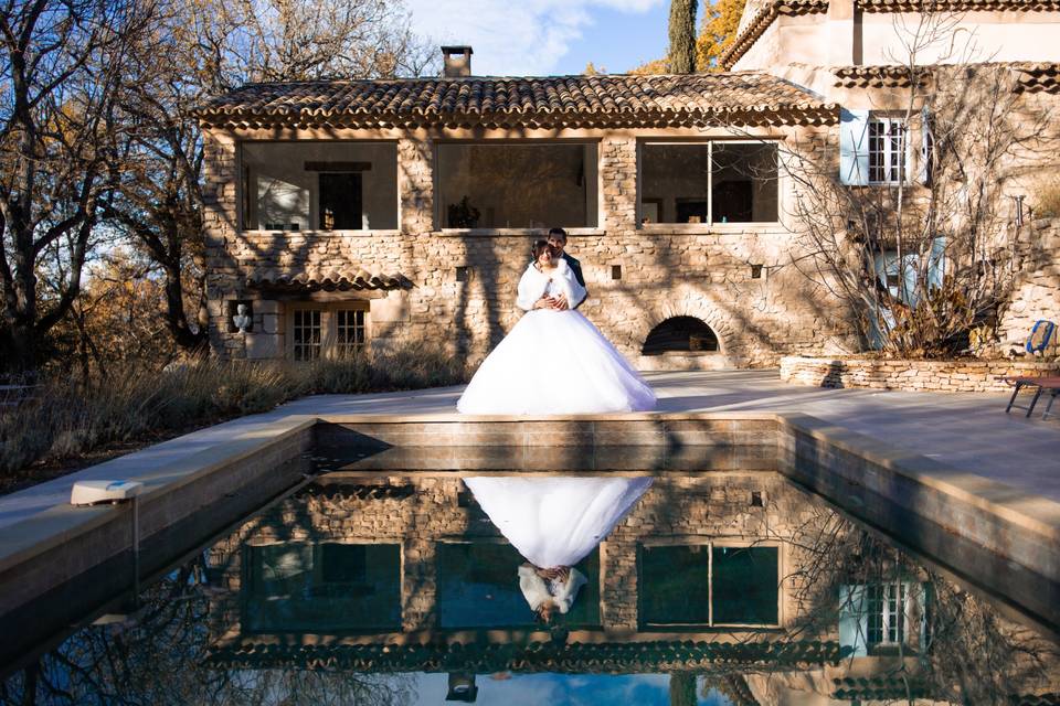 Piscine et mariée éclatante