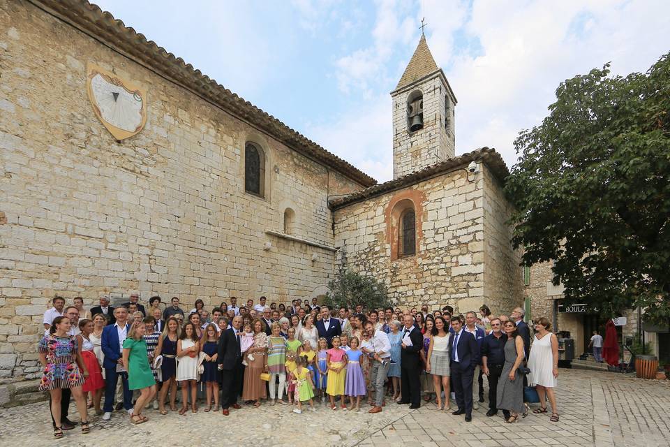 Les invités devant l'église
