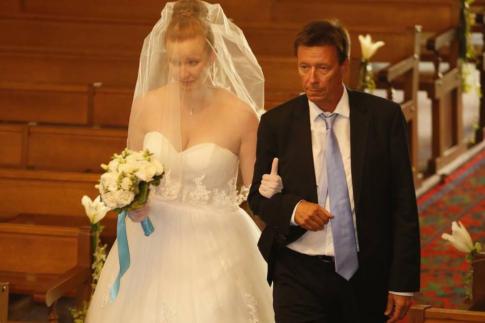 La mariée, guidée par son père