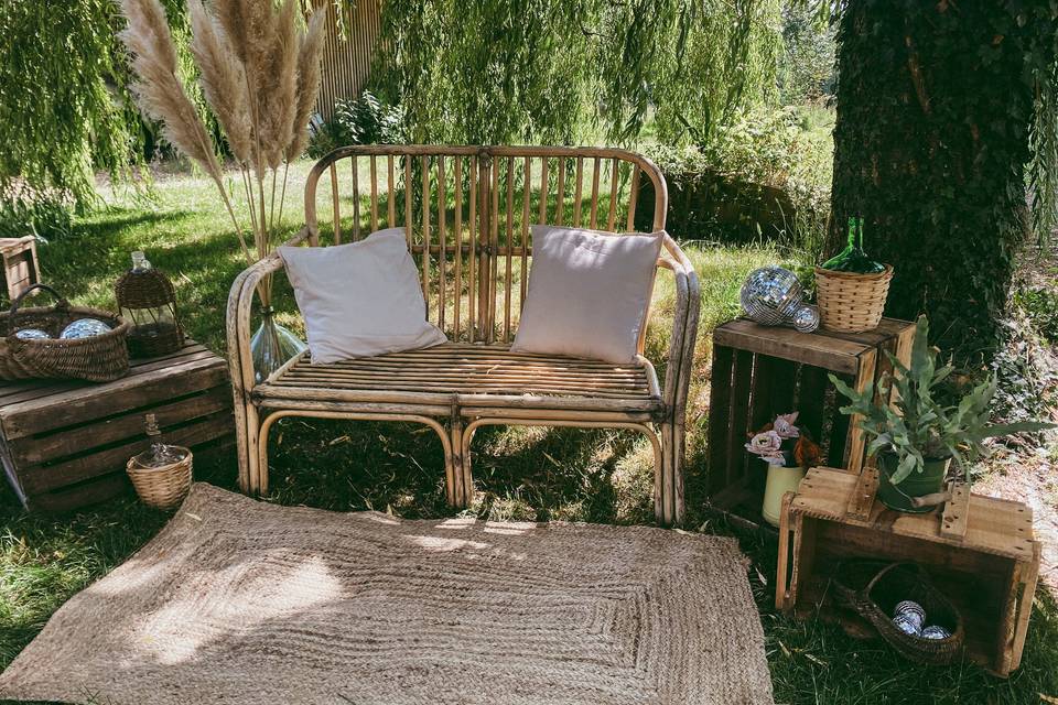 Caisses, canapé, tapis...