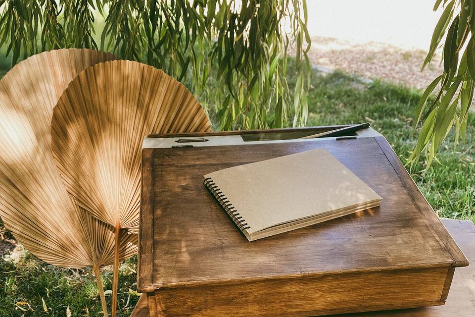 Petite table, pupitre...