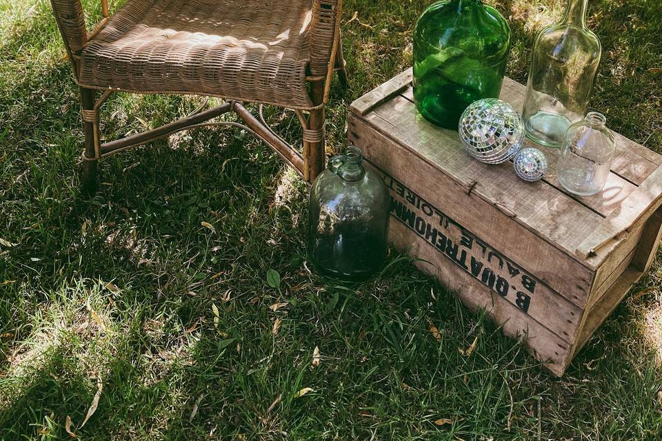 Fauteuil, boules à facettes...