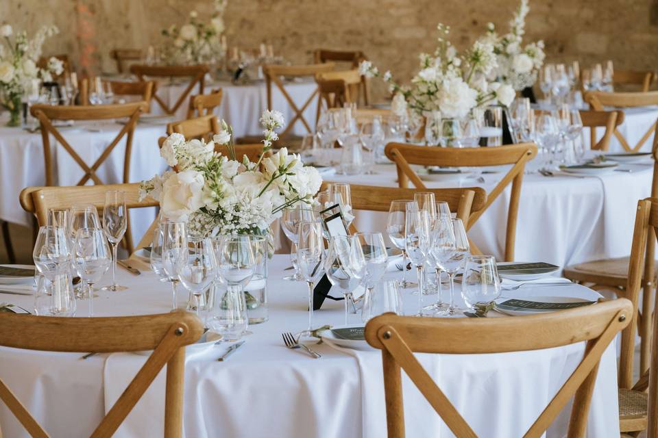 Decoration_centre_table_fleurs_blanches